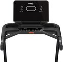 Close-up van het zwarte bedieningspaneel met digitaal display van de loopband.