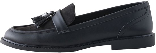 Zwarte leren loafer met suède detail en kwastjes.