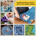 Voorbeelden van voltooide borduurprojecten op kleding, waaronder bloemen, harten en abstracte ontwerpen.