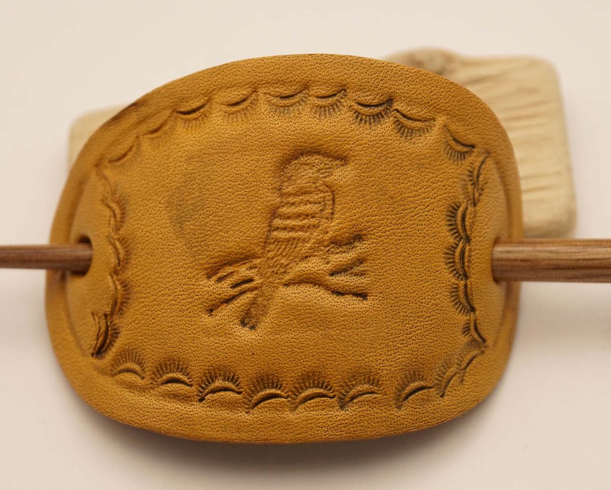 Beige leren haarspeld specht op tak + houten stokje - haarspeld vogel - lederen haarspeld vogel op tak - handgemaakte lederen haarspeld - dames haarspeld - haarspeld dik, dun haar - haarspeld lang, kort, half lang haar - 100% leren haarspelden