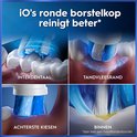 Illustraties van de ronde Oral-B iO borstelkop in actie: interdentale reiniging, tandvleesrand, achterste kiezen en binnenkant, vergeleken met handtandenborstel.