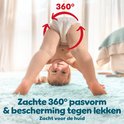 Baby met luier op de kop, 'Zachte 360° pasvorm & bescherming tegen lekken' tekst.