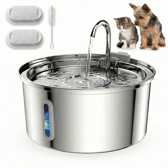 Zilverkleurige roestvrijstalen drinkfontein met stromend water, 2 filters, een borsteltje, een kitten en een yorkshire terriër.