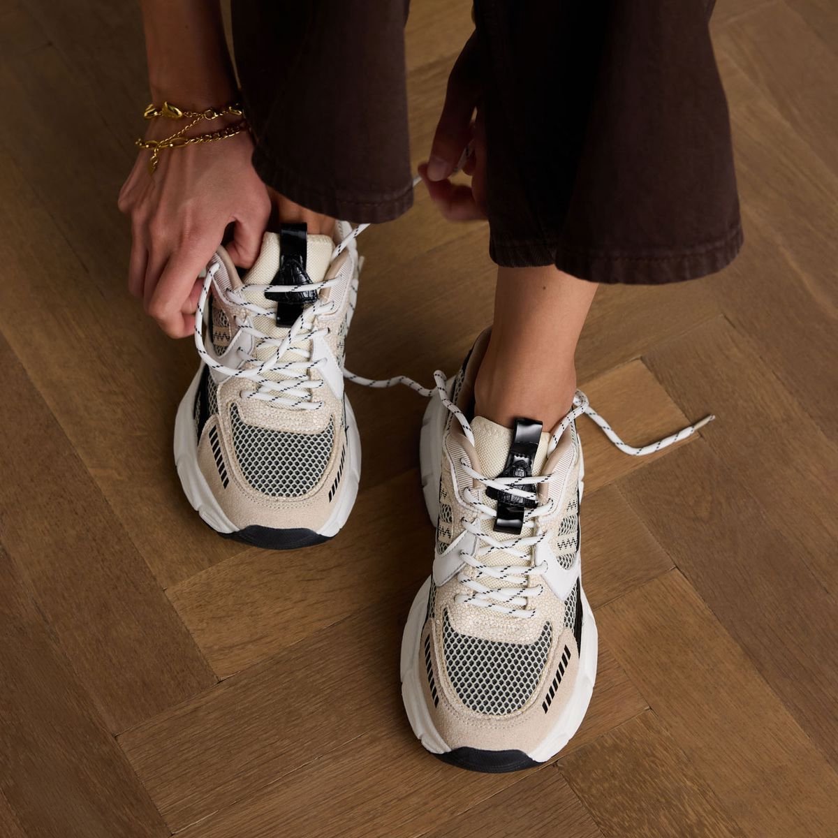 Manfield - Dames - Beige sneakers met zwarte en witte mesh details - Maat 39