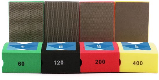 Vier gekleurde diamantschuurblokken (groen, zwart, rood, geel) met bijpassende schuimblokken.