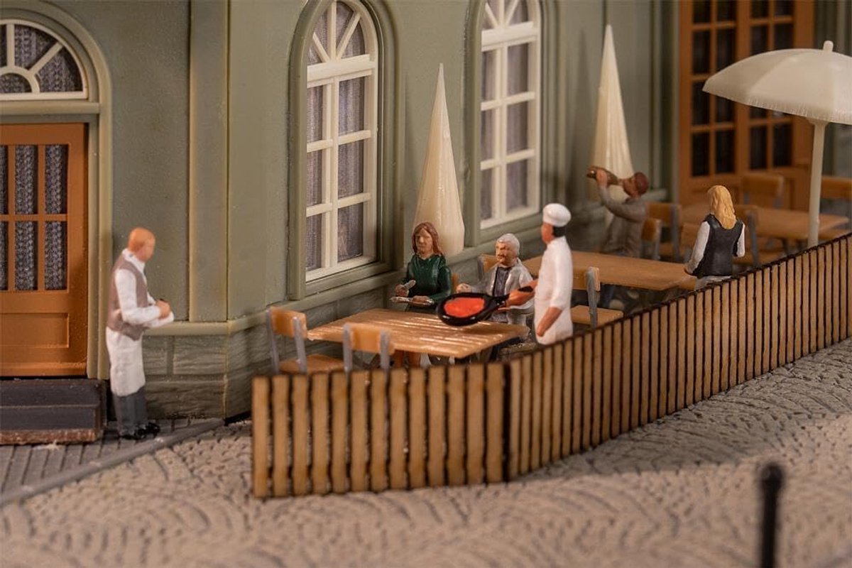 Modelbouwpakket H0 ober en restaurantbezoekers