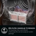 Een wit, gereinigd EasyClean-filter met roze stofresten uit een wasdroger, met text in het Nederlands.