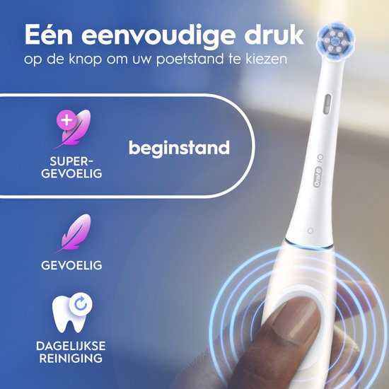 Hand houdt beige Oral-B iO, toont poetsstanden: Supergevoelig, Gevoelig, Dagelijkse reiniging.