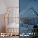 Vergelijking van een hemelbed: overdag met muskietennet, 's nachts met oplichtende sterren.