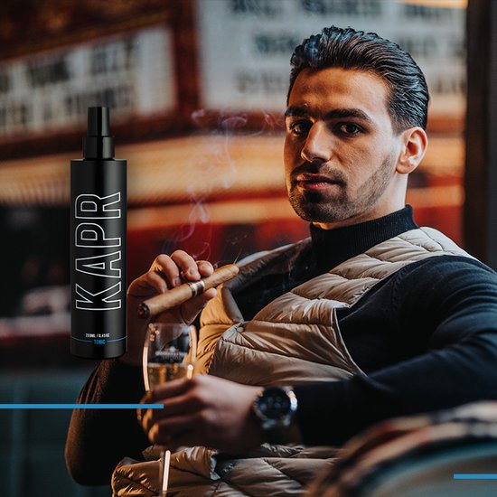 Man rookt sigaar met KAPR Tonic, houdt glas vast, draagt vest.
