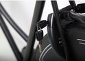 Twee fietssleutels in een zwart slot op een fiets.