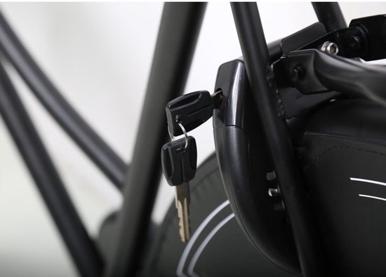 Twee fietssleutels in een zwart slot op een fiets.