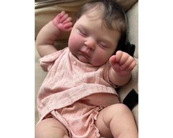 48 cm katoenen lijfje, haartransplantatie, gesloten ogen, wimperverlenging, roze topje met korte mouwen, roze korte broek, levensechte poppenspeelgoedpop.