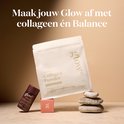 Producten van Glow25: een potje 'Glow Balance' en een zakje 'Collagen Powder'. Stapel stenen en een roze doosje op een beige achtergrond.