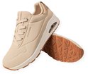 Baskets Skechers UNO naturelles à lacets, perforations et accent doré au talon. Semelle en caoutchouc texturé.