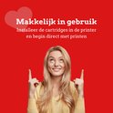 Vrouw met blonde haren die omhoog kijkt en wijst. Tekst "Makkelijk in gebruik".