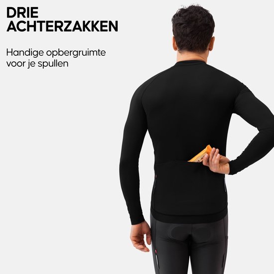 Man met zwarte fietsjas met lange mouwen, die een oranje energiereep uit de achterzakken haalt.