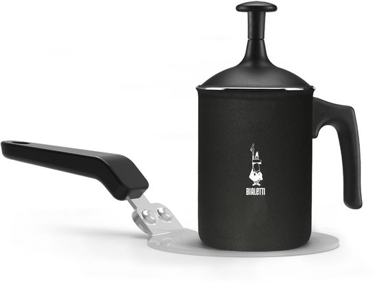 Zwart Bialetti melkopschuimer met zwarte handgreep, naast een zilverkleurig inductie-adapterplaatje.