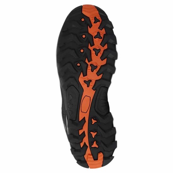 Zwarte en oranje buitenzool van een wandelschoen met profiel.