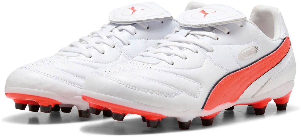 Witte Puma King Liga voetbalschoenen met vetersluiting en oranje details, lichtgewicht zool met conische noppen.