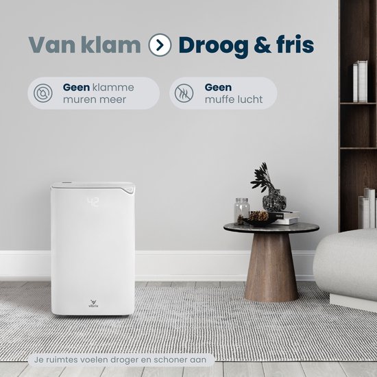 Witte Vibrix luchtontvochtiger met display '42' in een sfeervolle kamer. Text: 'Droog & fris. Geen klamme muren meer. Geen muffe lucht.'