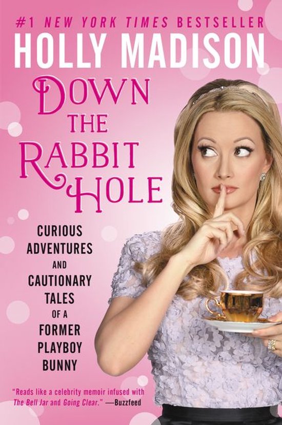 Boek kaft van 'Down The Rabbit Hole' met Holly Madison, die met een vinger voor haar mond zit met een kopje thee.