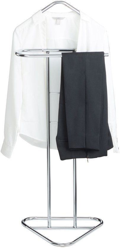 Chromen dressboy met wit overhemd en donkergrijs kostuum broek.