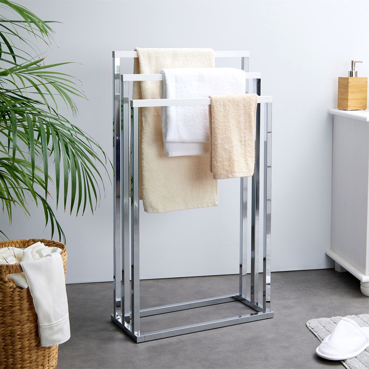EDOARDO handdoekrek, 3 handdoekrekken, chroom/wit. Elegant ontwerp voor badkamers, gemaakt van metaal en grenen. Vrijstaand, eenvoudige installatie. Handdoekladder, badkameraccessoires zonder boren, handdoekrek badkamer - Hoofdafbeelding