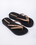 Zwarte Ipanema slippers met goudkleurige gevlochten bandjes en een platformzool.