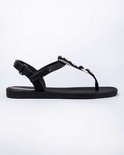 Zwarte Ipanema slipper met bandjes met goudkleurige gesp en details.