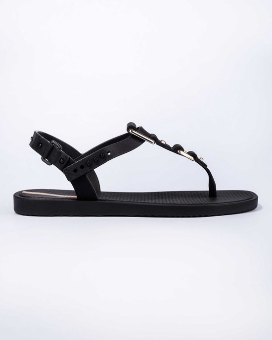 Zwarte Ipanema slipper met bandjes met goudkleurige gesp en details.