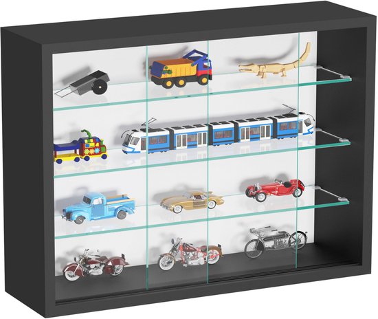 Zwarte displaykast met vier glazen schappen, gevuld met diverse modelauto's, treinen en motoren.