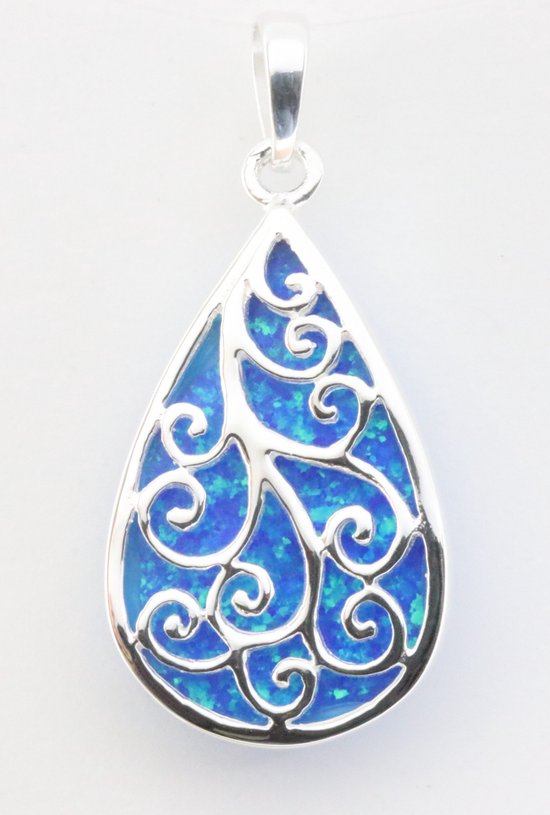 Zilveren druppelvormige hanger met blauw opaal en sierlijk krulpatroon.