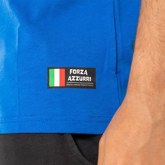 Detail van blauw T-shirt met Italiaanse vlag en "FORZA AZZURRI" label.