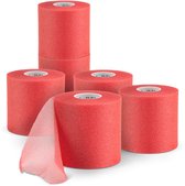Stapel van vijf rollen rode sporttape op zwarte achtergrond.