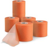 Stapel oranje U-Sport sporttape van 7 cm x 27 m op zwarte achtergrond.