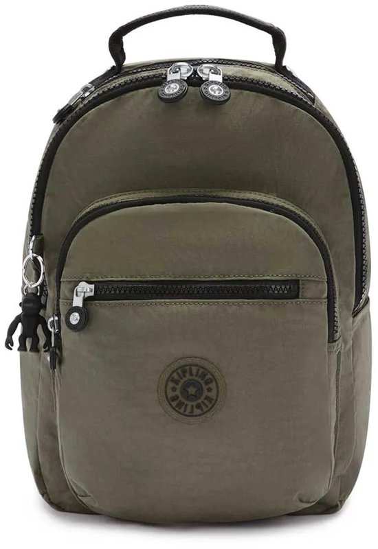 Legergroene Kipling rugzak met een Kipling aapje sleutelhanger aan de zijkant.