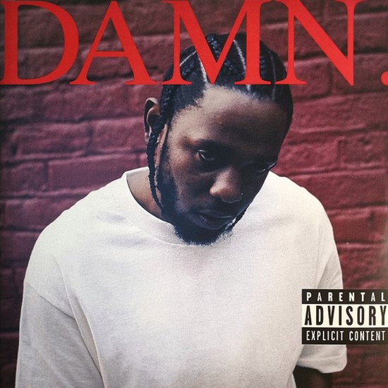 Kendrick Lamar in wit T-shirt voor rode bakstenen muur, met 'DAMN.' en 'PARENTAL ADVISORY' logo.