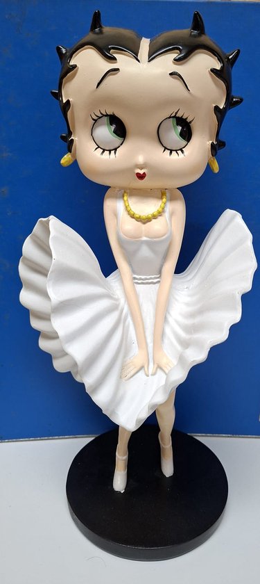 Betty Boop figuur in witte jurk met wapperende rok, staand op een zwarte ronde voet.