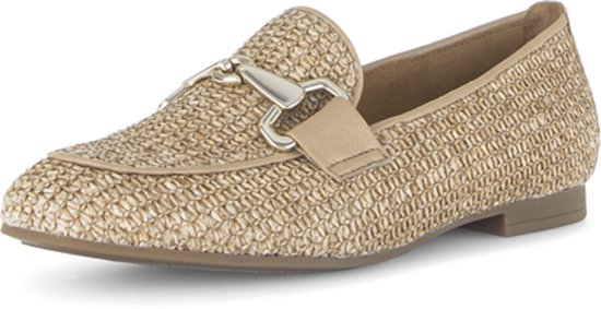 Nude loafer met geweven structuur, beige leren band en gouden gesp, voorkant.