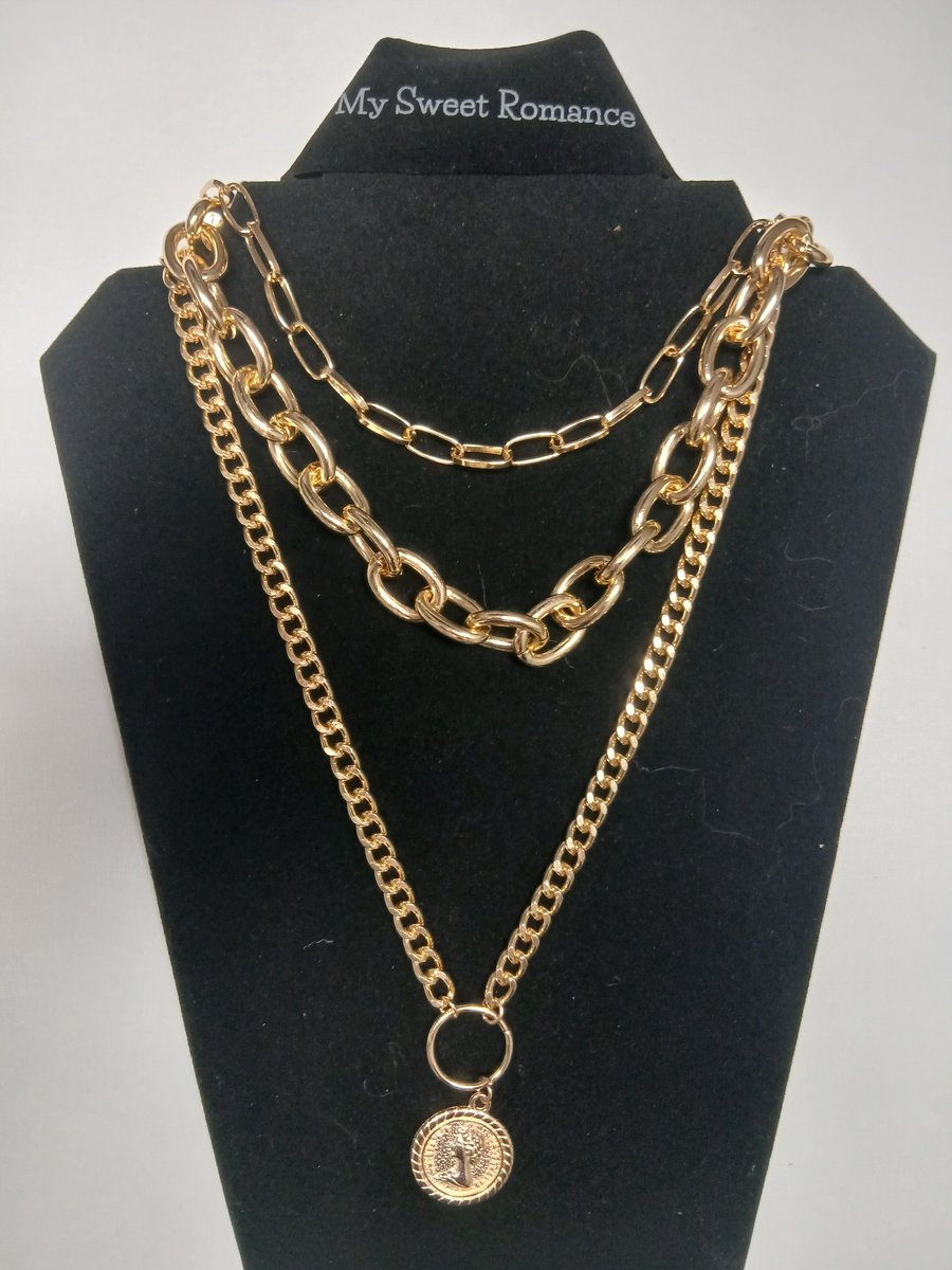 My Sweet Romance® - 3-delige Goudkleurige Dames Ketting met Moderne Schakel en Munt Hanger - Zomerse Look - Verstelbare Lengtes van 45 cm tot 56 cm