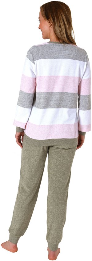 Dames pyjamaset met horizontale roze, witte en grijze strepen op de top en een effen groene broek, van achteren gezien.