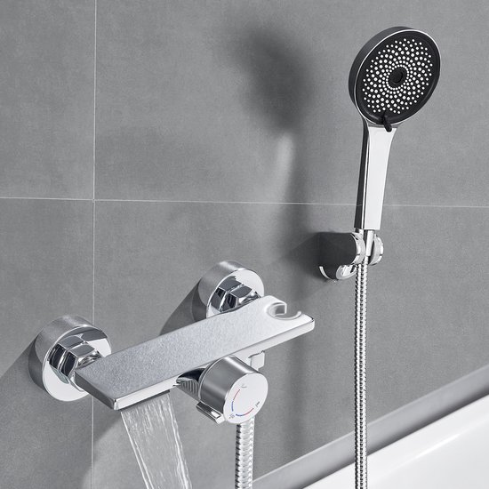 Robinet de baignoire chromé avec bec cascade en fonctionnement.