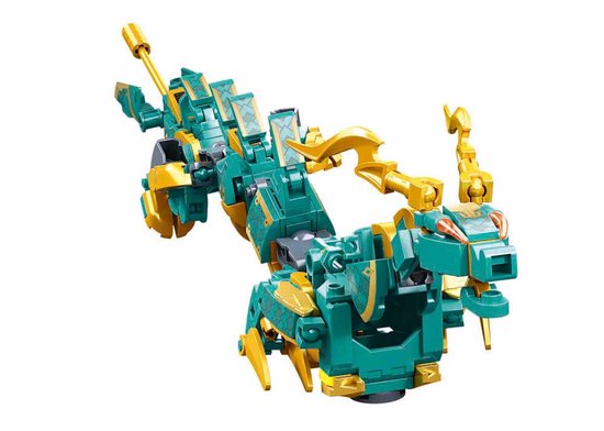 Een groen en goud mechanisch drakenmodel, opgebouwd uit blokjes, met gedetailleerde schubben en vleugels.
