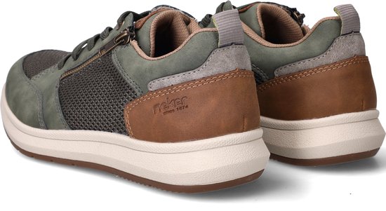 Achterkant van een paar groene sneakers met bruine accenten.