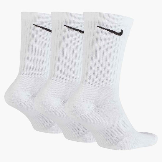 Drie paar witte Nike sokken, zicht op de zijkant en hiel, met zwarte swoosh.