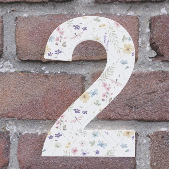 Huisnummer 2 wit met een delicate bloemenprint en libellen.
