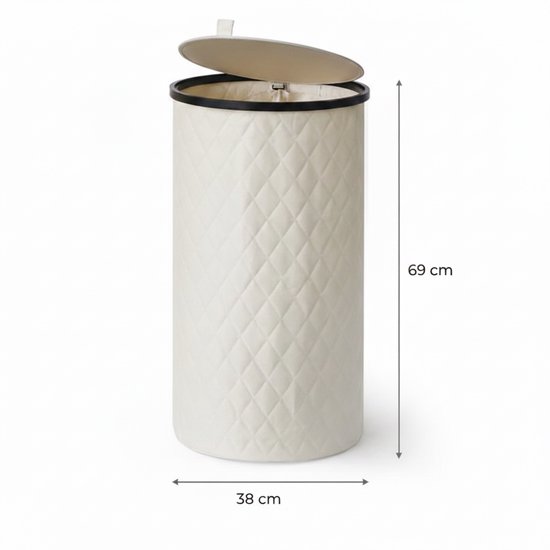Crèmekleurige MAZAZU wasmand met ruitpatroon. Afmetingen: 38 cm breed, 69 cm hoog.