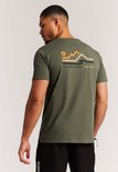 Groen T-shirt met ronde hals en op de rug een opdruk van een berglandschap met de tekst OUTDOOR GOODS PROTEST.