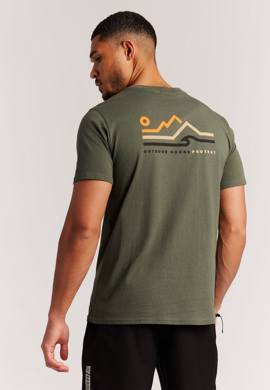 Groen T-shirt met ronde hals en op de rug een opdruk van een berglandschap met de tekst OUTDOOR GOODS PROTEST.